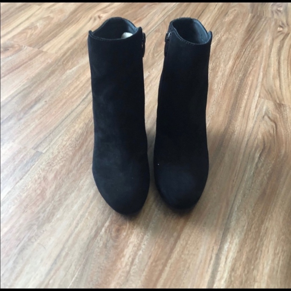 Beautiful Black Via Spiga Suede Booties, size 6